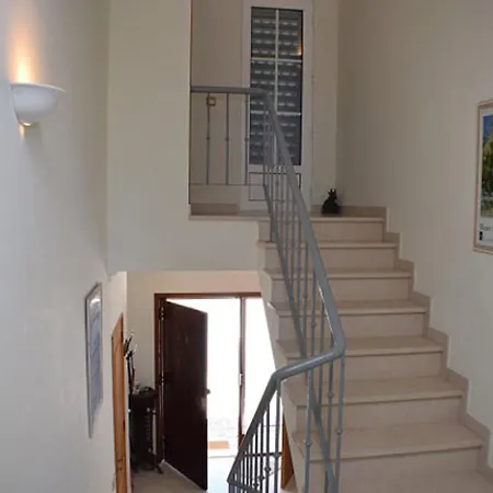Akivillas Moss *